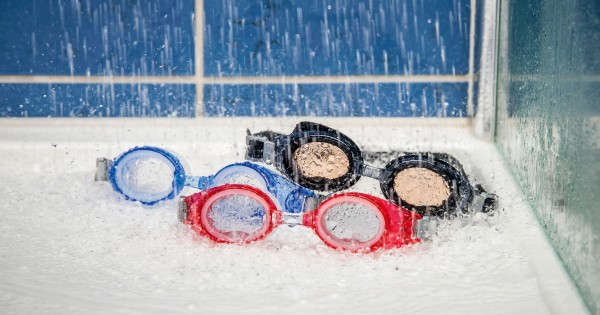 Swimming goggles